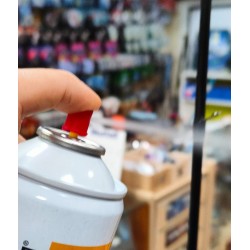 Aplicación de spray de silicona Fischer en equipo de pesca deportiva